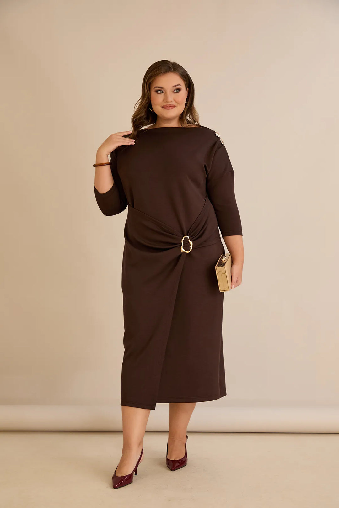 Elegantna haljina s brodskim dekolteom i zlatnim detaljima