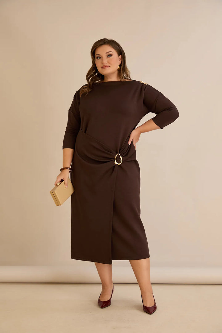 Elegantna haljina s brodskim dekolteom i zlatnim detaljima