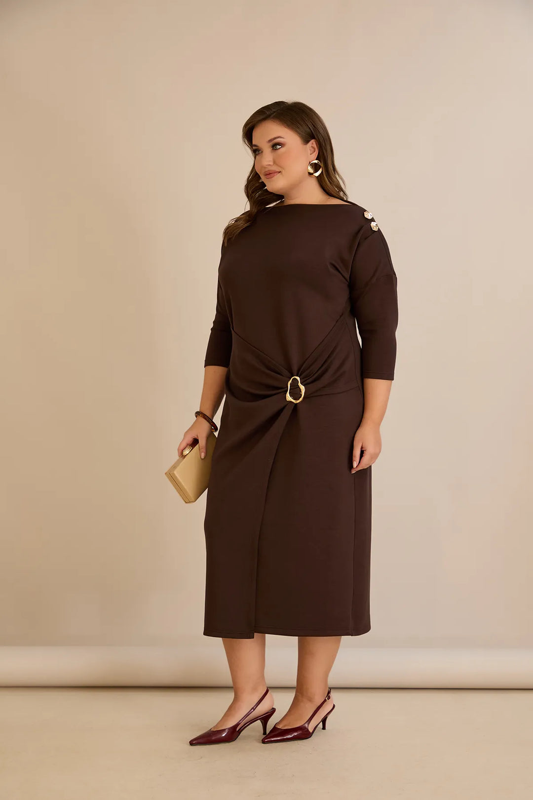 Elegantna haljina s brodskim dekolteom i zlatnim detaljima