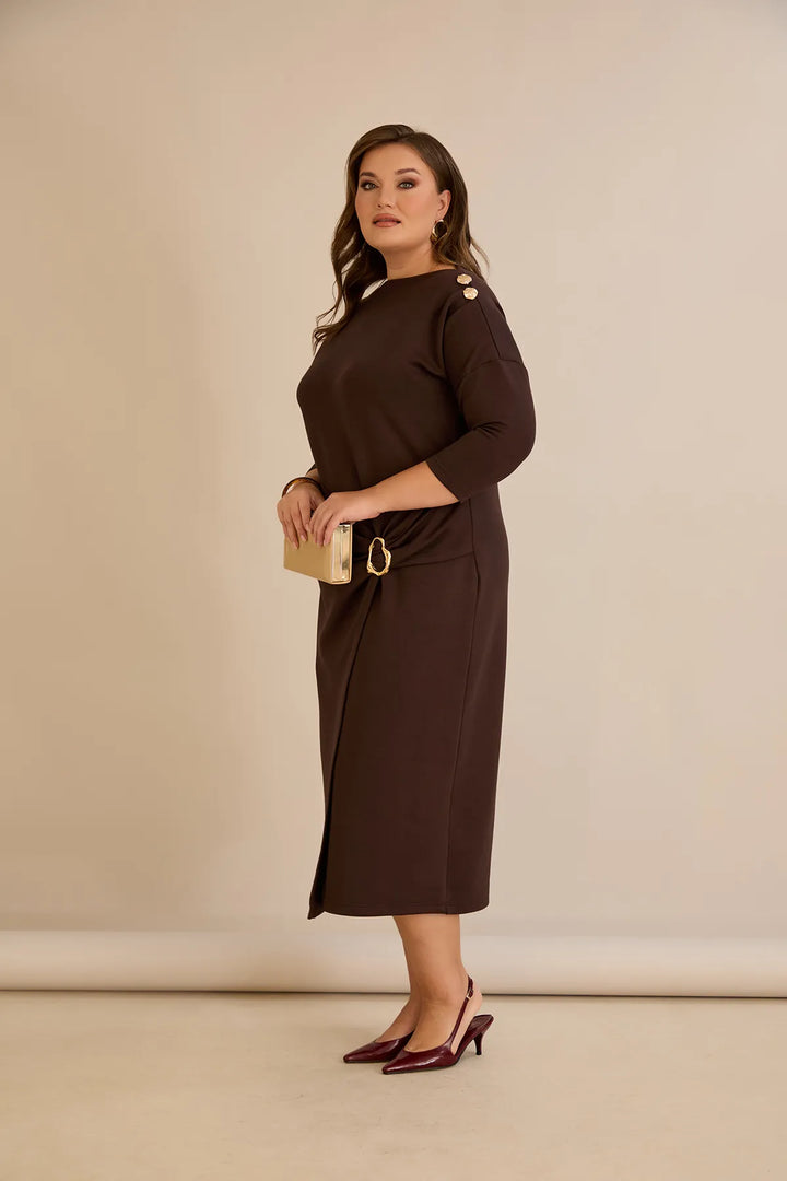 Elegantna haljina s brodskim dekolteom i zlatnim detaljima