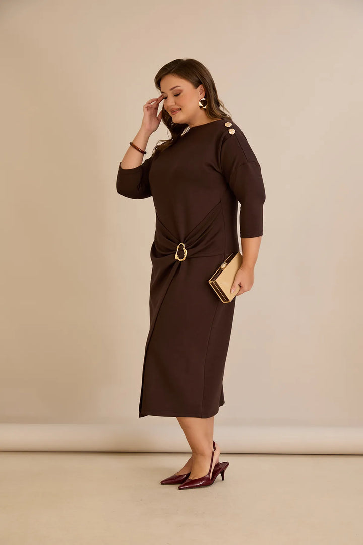 Elegantna haljina s brodskim dekolteom i zlatnim detaljima