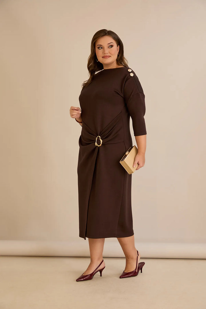 Elegantna haljina s brodskim dekolteom i zlatnim detaljima