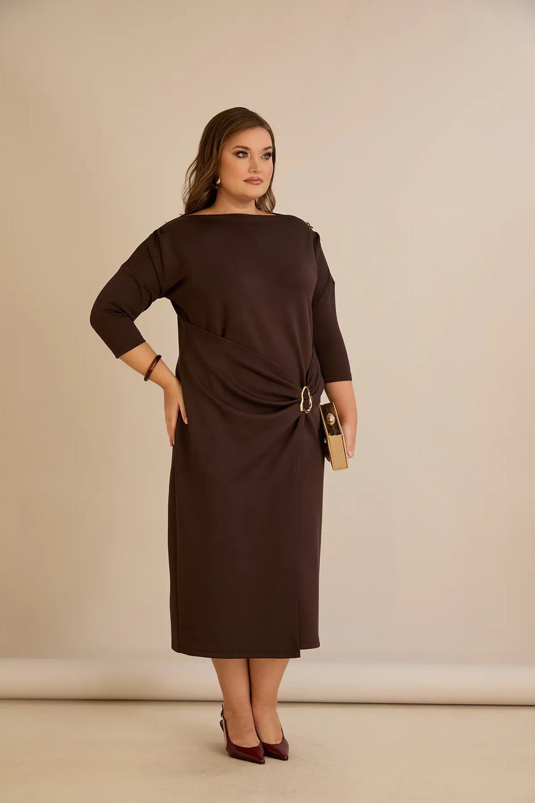 Elegantna haljina s brodskim dekolteom i zlatnim detaljima