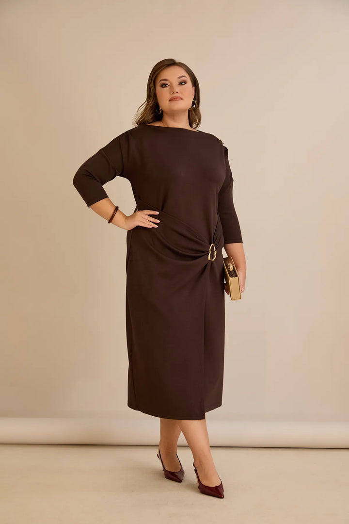 Elegantna haljina s brodskim dekolteom i zlatnim detaljima