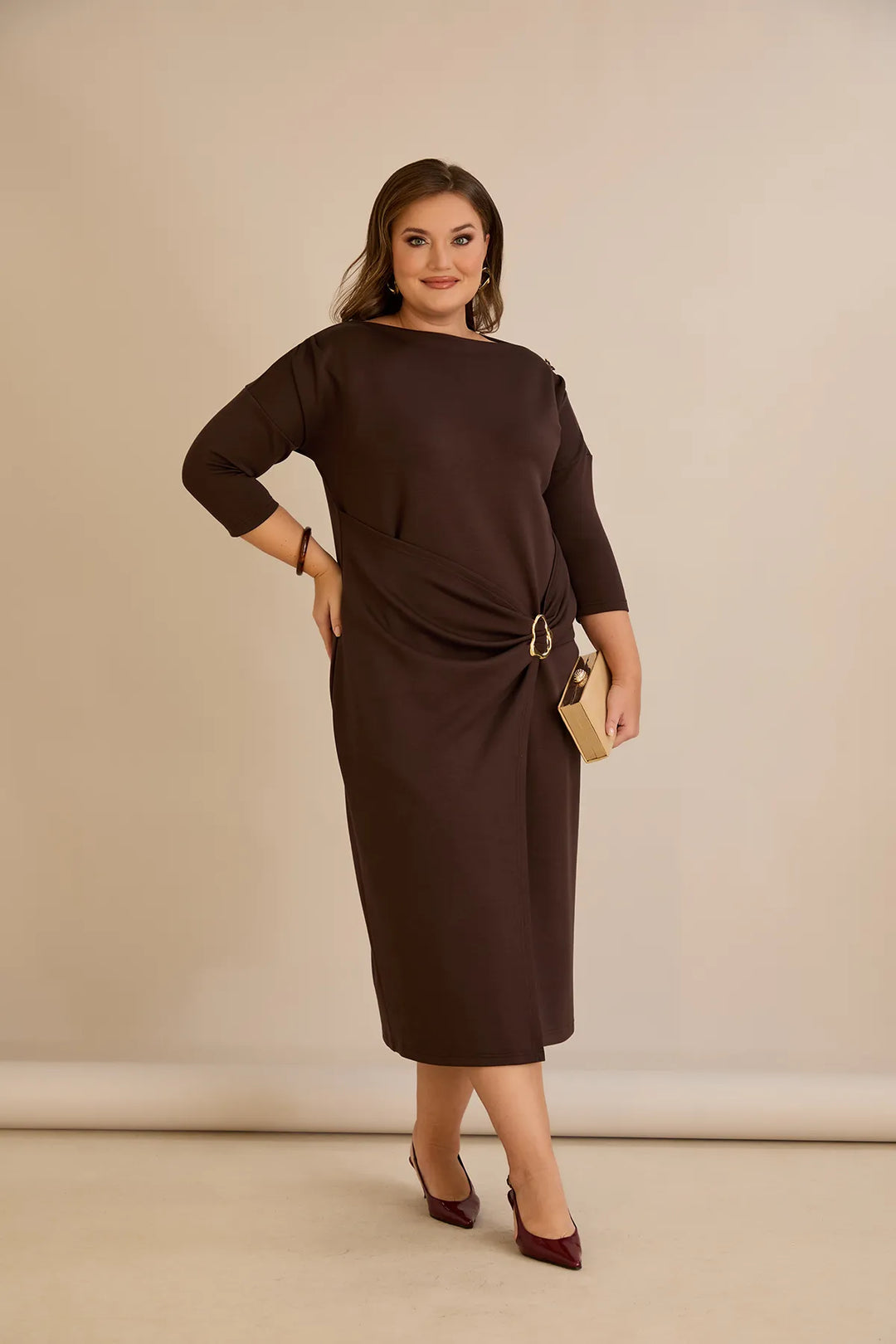 Elegantna haljina s brodskim dekolteom i zlatnim detaljima