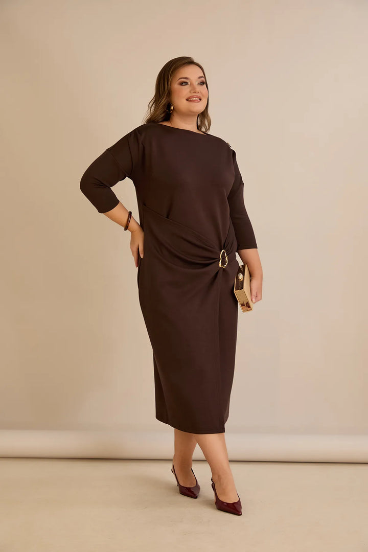 Elegantna haljina s brodskim dekolteom i zlatnim detaljima