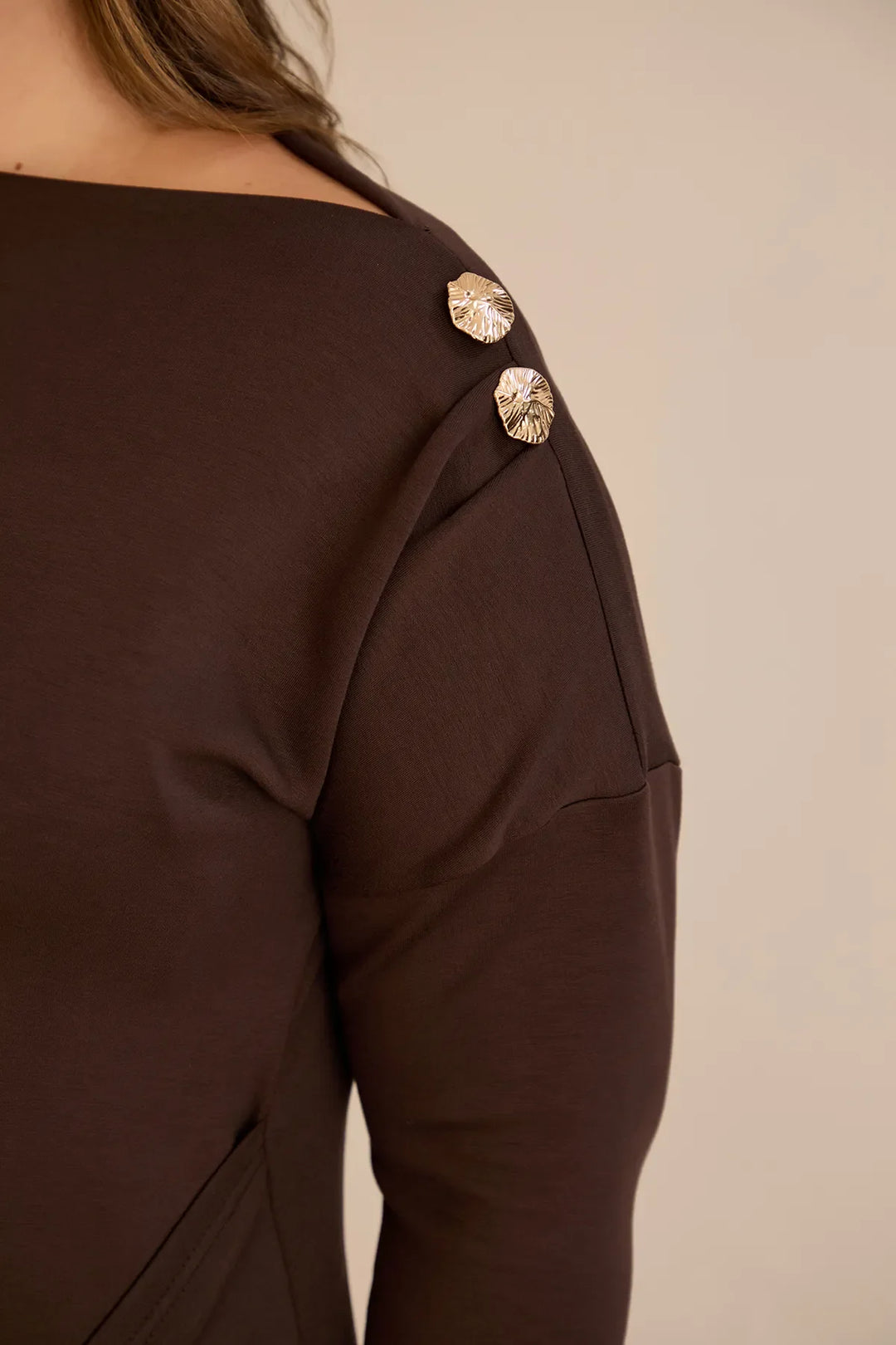 Elegantna haljina s brodskim dekolteom i zlatnim detaljima