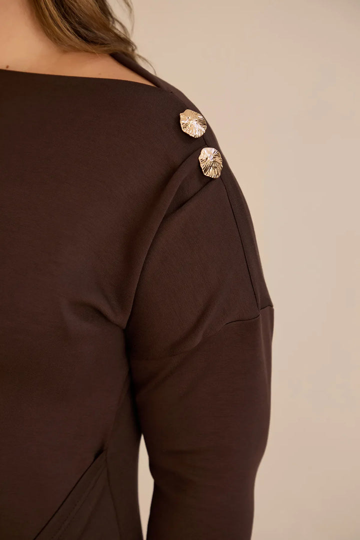 Elegantna haljina s brodskim dekolteom i zlatnim detaljima