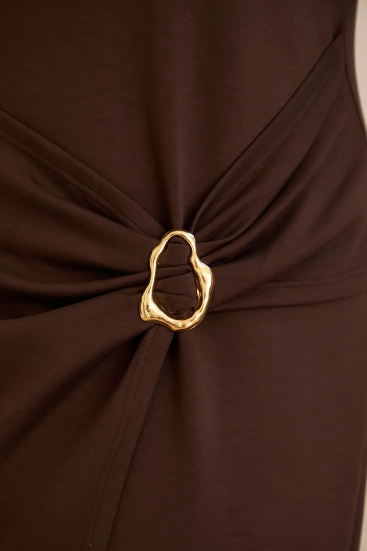 Elegantna haljina s brodskim dekolteom i zlatnim detaljima