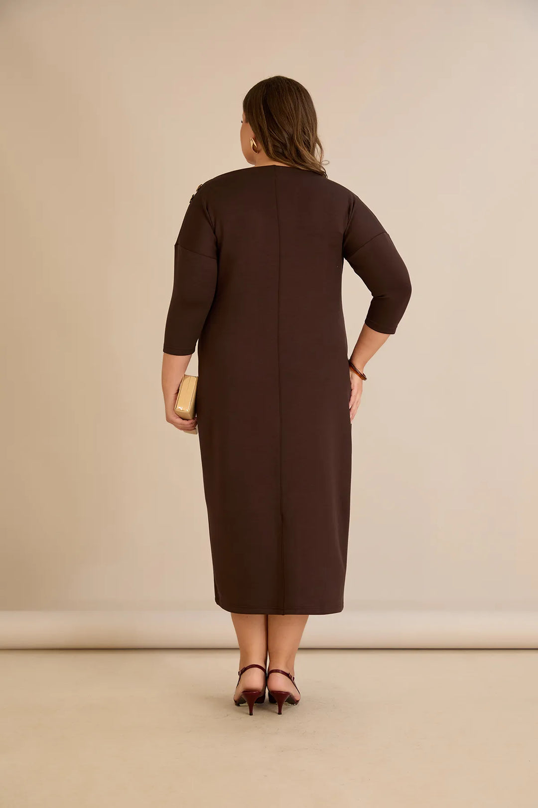 Elegantna haljina s brodskim dekolteom i zlatnim detaljima