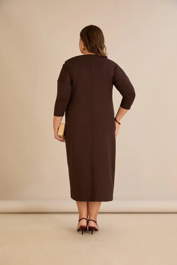 Elegantna haljina s brodskim dekolteom i zlatnim detaljima