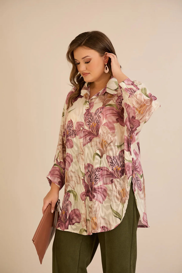 Elegantna košulja s cvjetnim printom u puder boji