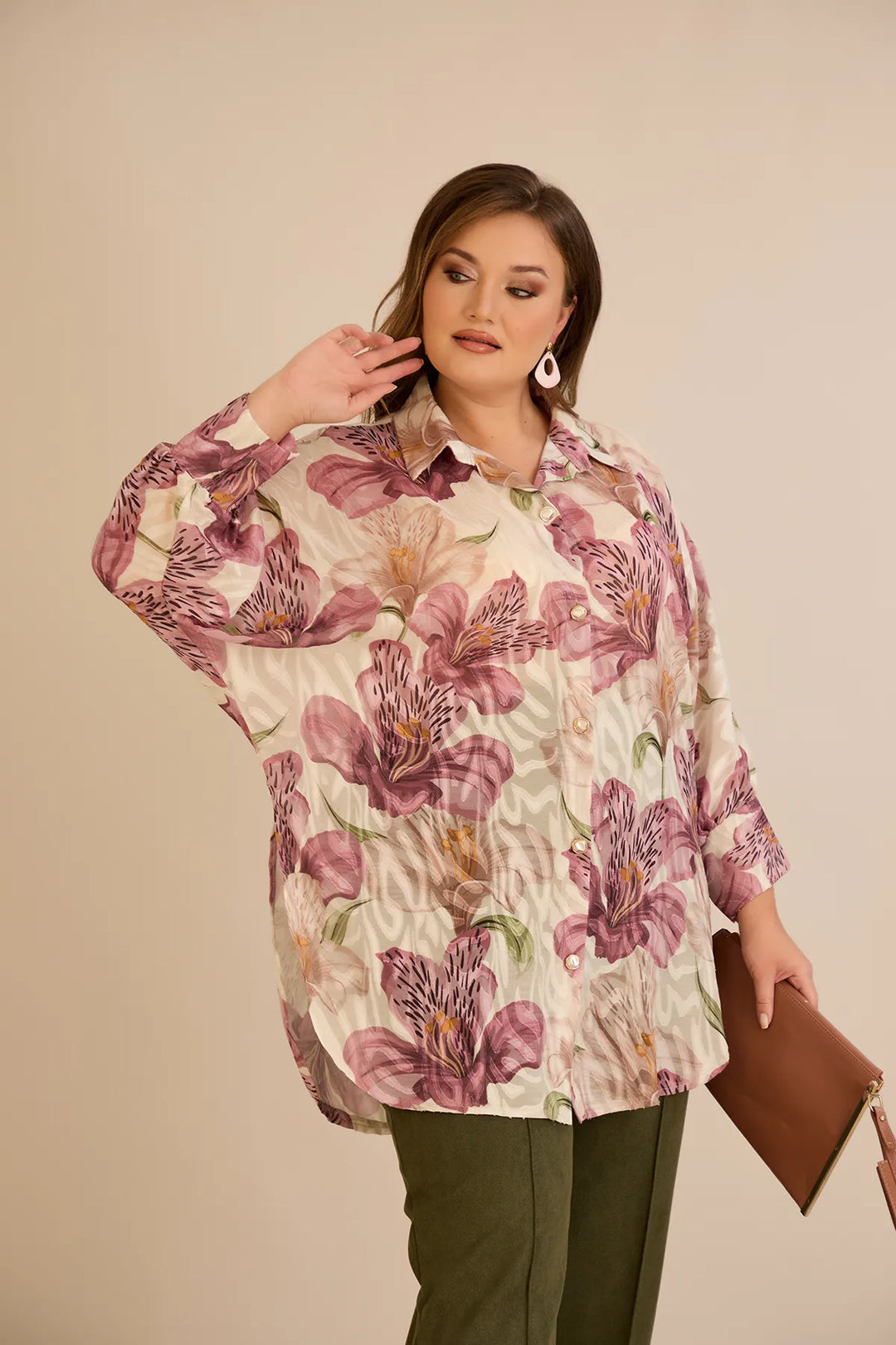 Elegantna košulja s cvjetnim printom u puder boji