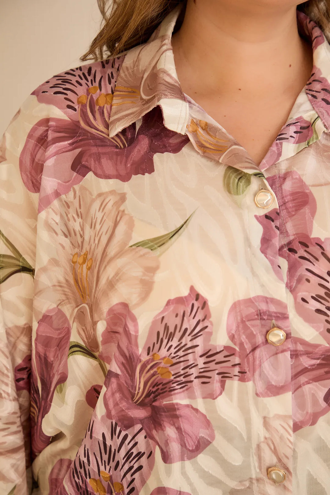 Elegantna košulja s cvjetnim printom u puder boji