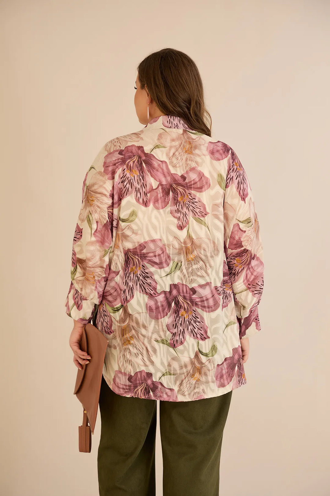 Elegantna košulja s cvjetnim printom u puder boji