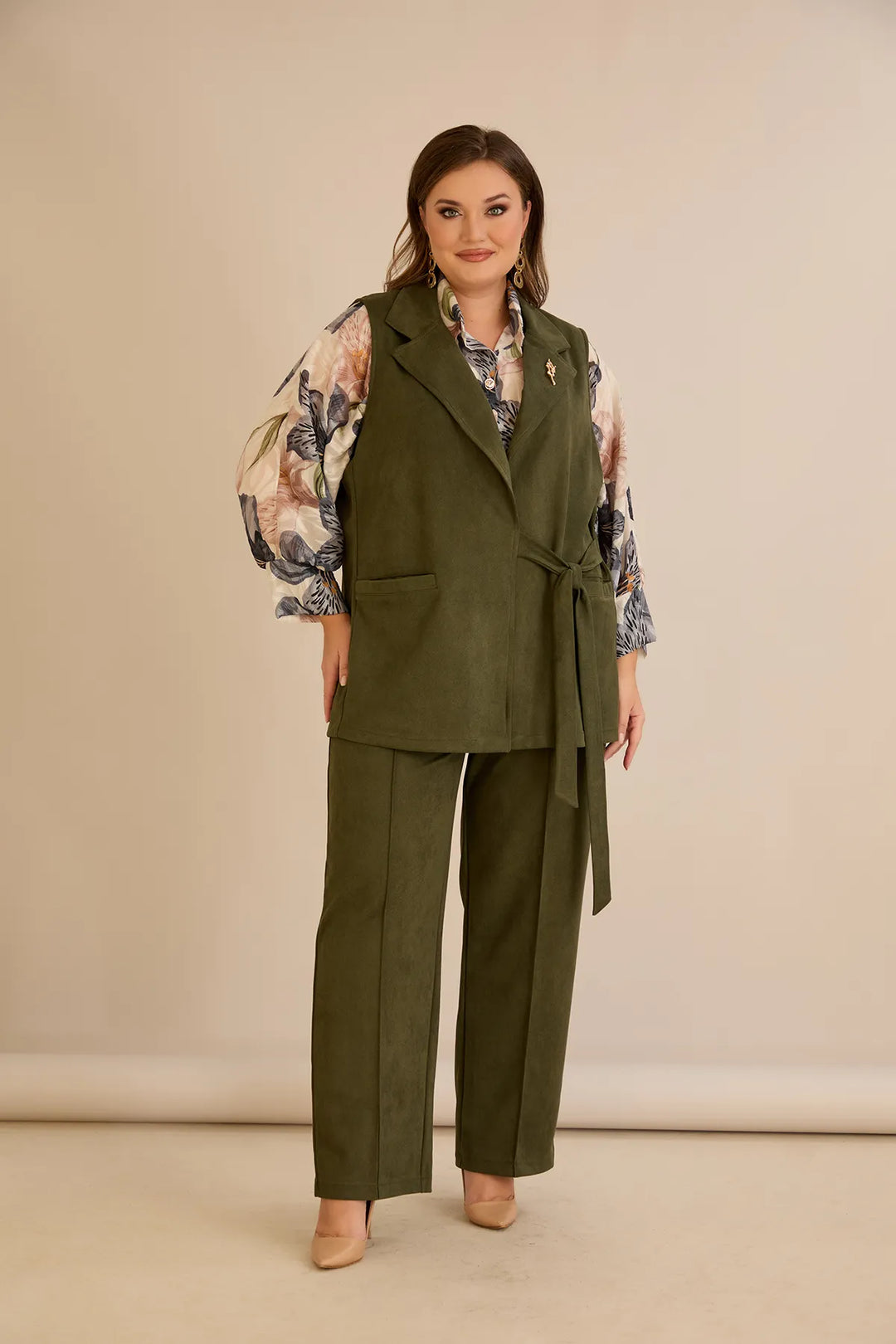 Elegantni prsluk s reverom i brošem – Kaki