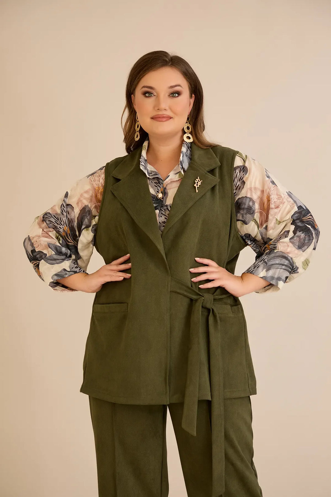 Elegantni prsluk s reverom i brošem – Kaki