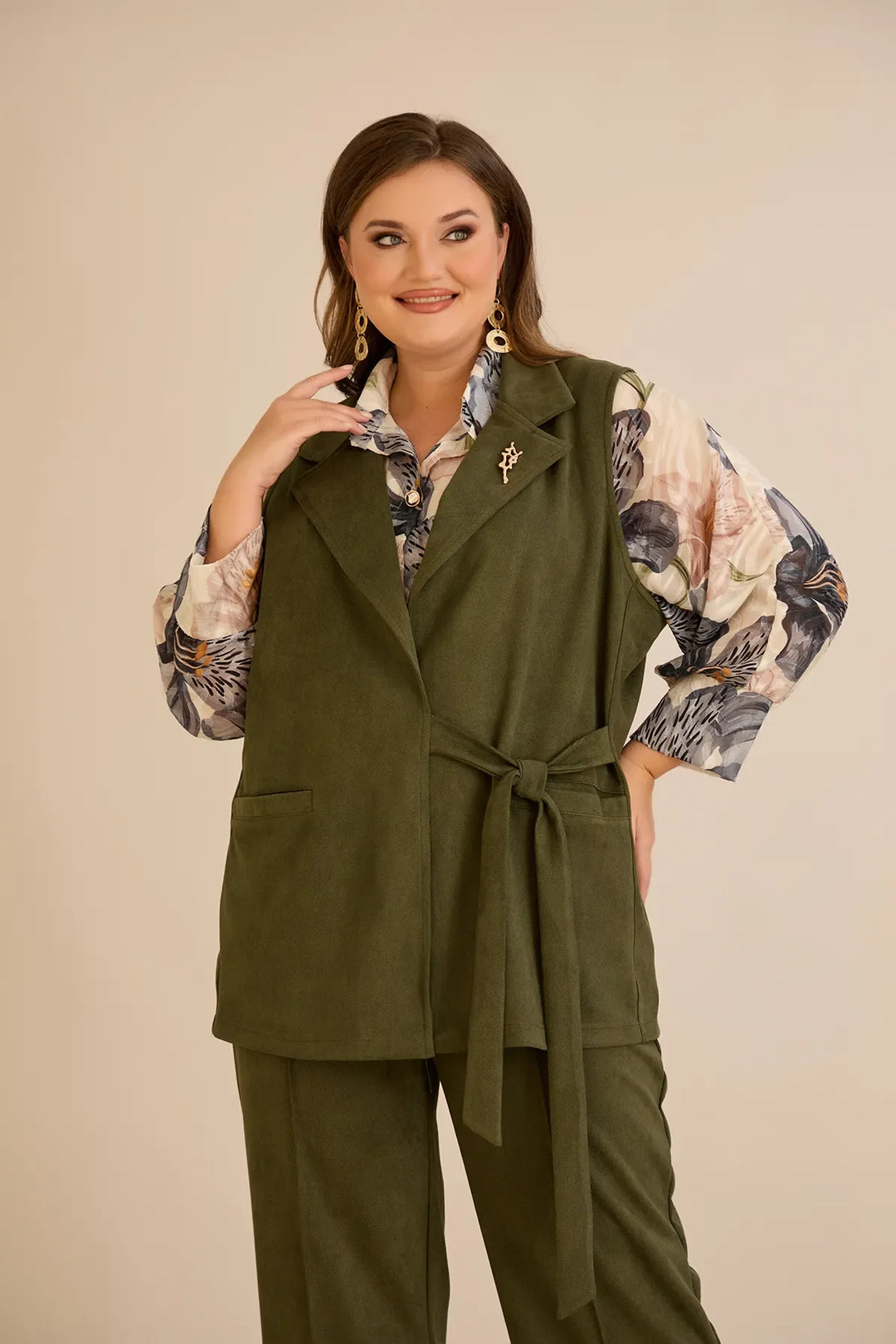 Elegantni prsluk s reverom i brošem – Kaki