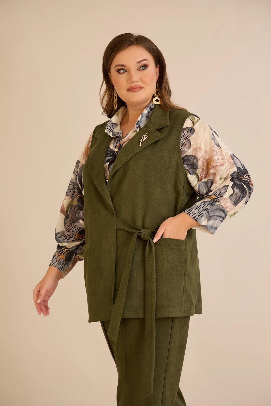 Elegantni prsluk s reverom i brošem – Kaki