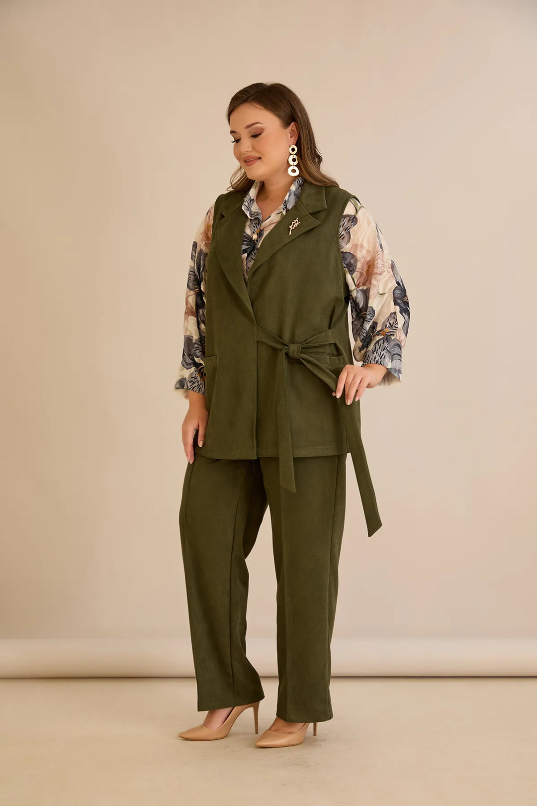 Elegantni prsluk s reverom i brošem – Kaki