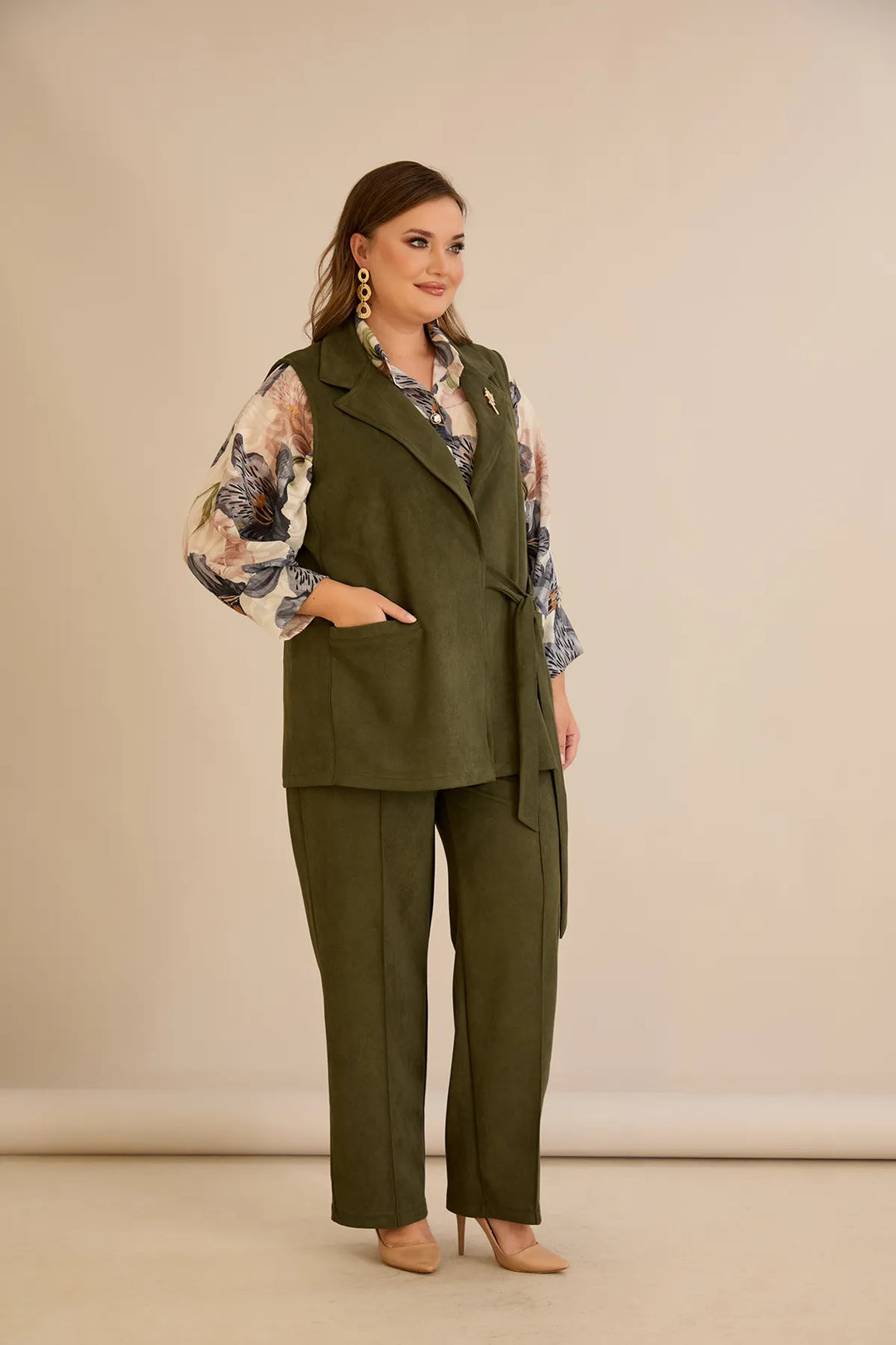 Elegantni prsluk s reverom i brošem – Kaki