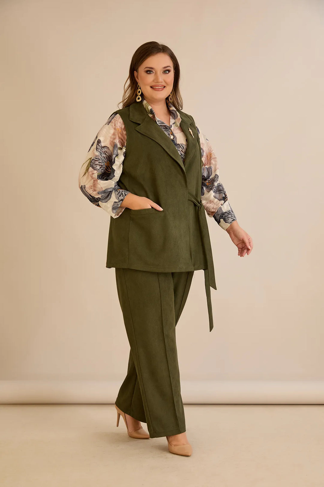 Elegantni prsluk s reverom i brošem – Kaki