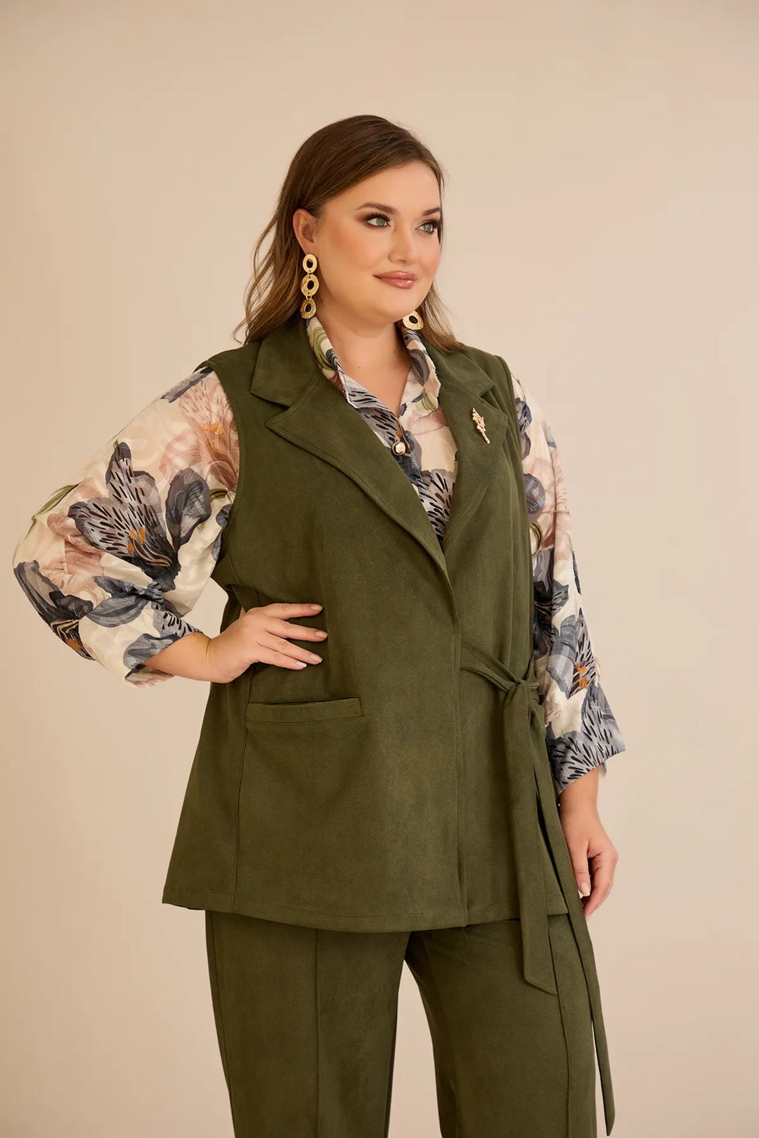 Elegantni prsluk s reverom i brošem – Kaki