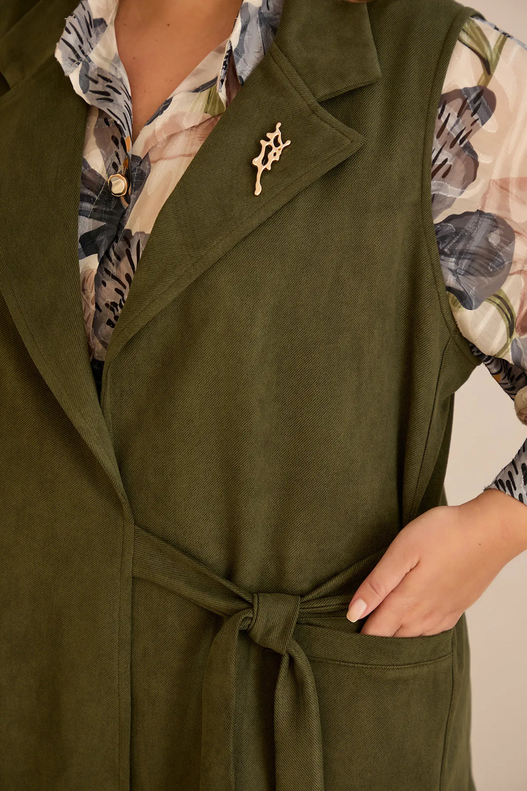 Elegantni prsluk s reverom i brošem – Kaki