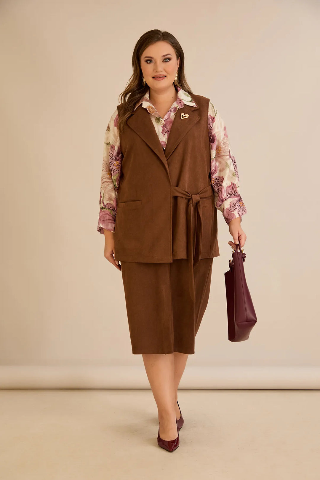 Elegantni prsluk s reverom i brošem – Boja Kave