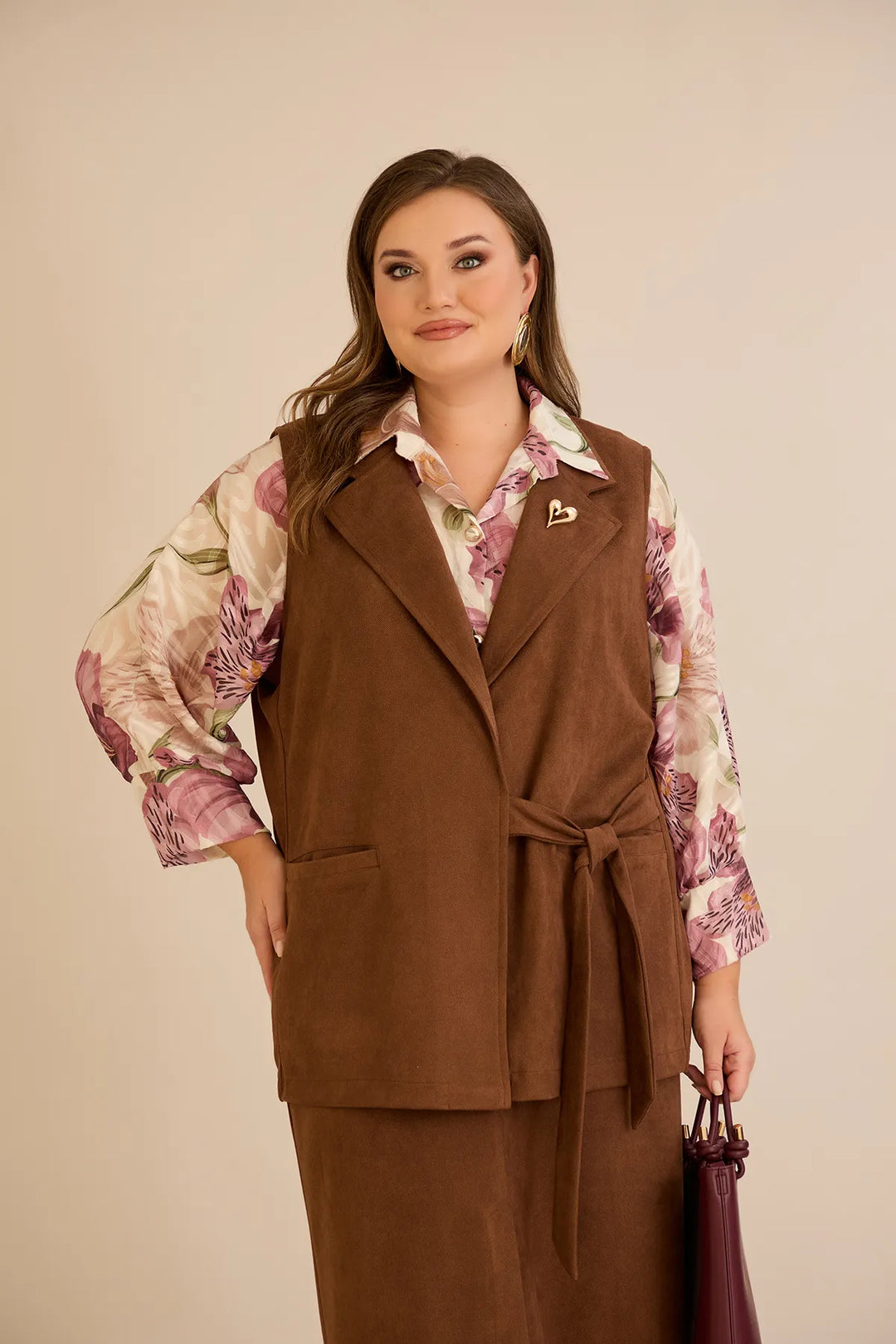 Elegantni prsluk s reverom i brošem – Boja Kave