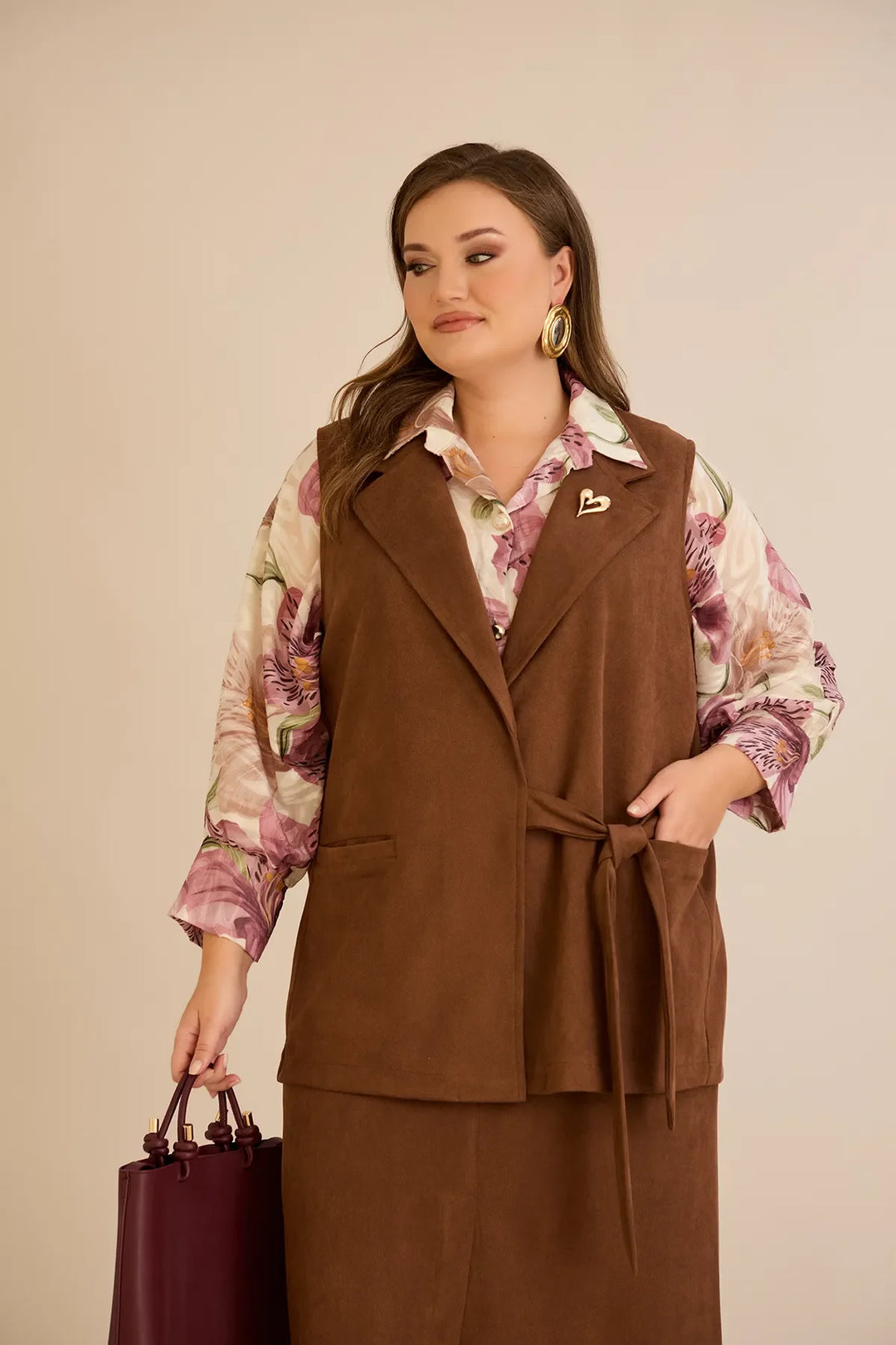 Elegantni prsluk s reverom i brošem – Boja Kave