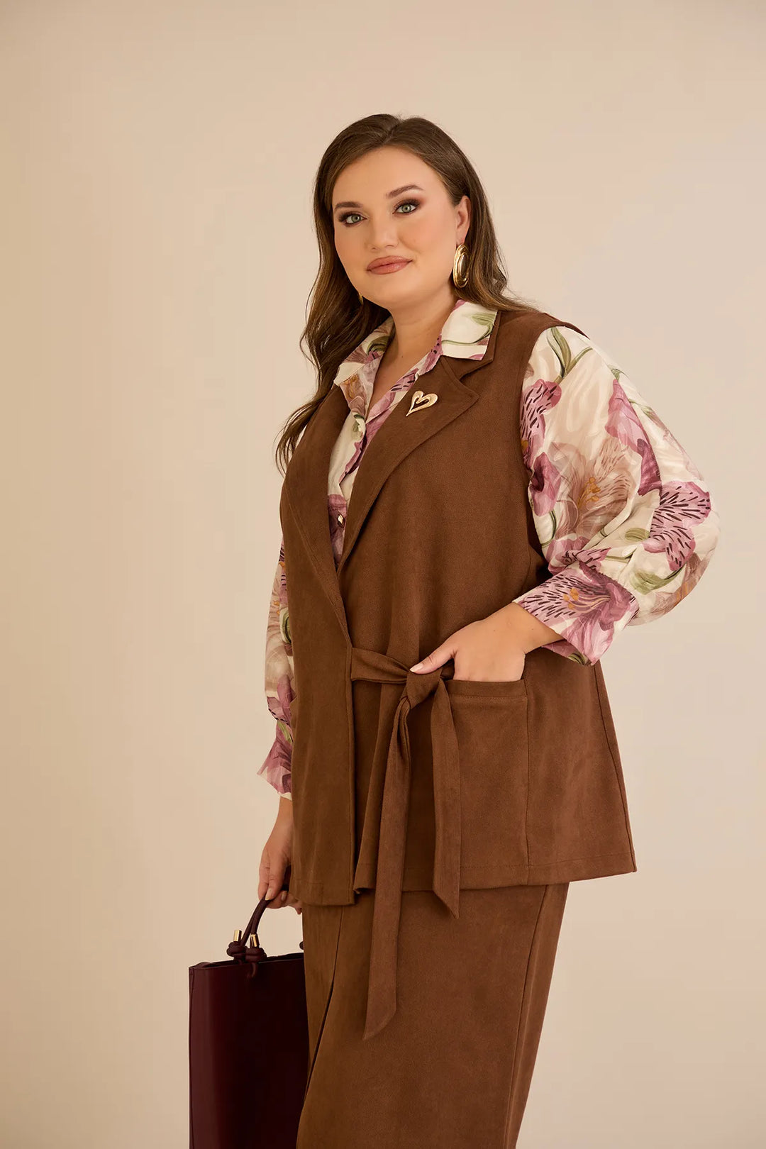 Elegantni prsluk s reverom i brošem – Boja Kave