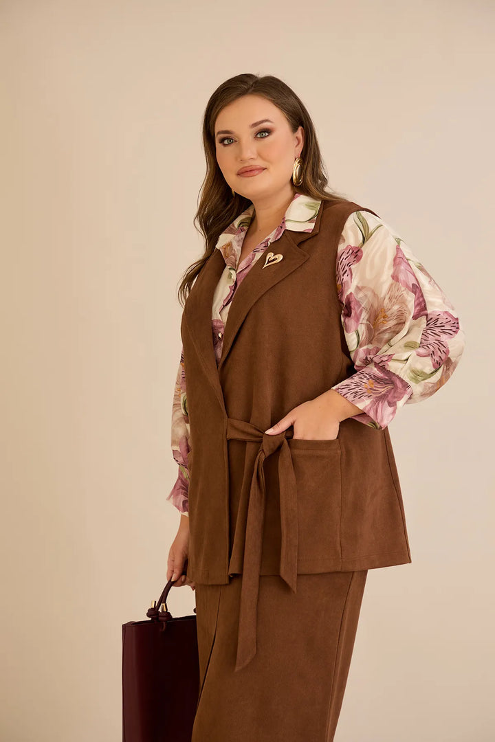 Elegantni prsluk s reverom i brošem – Boja Kave