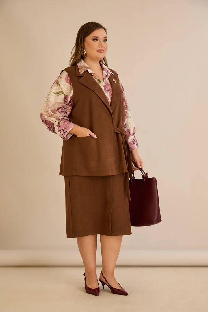 Elegantni prsluk s reverom i brošem – Boja Kave