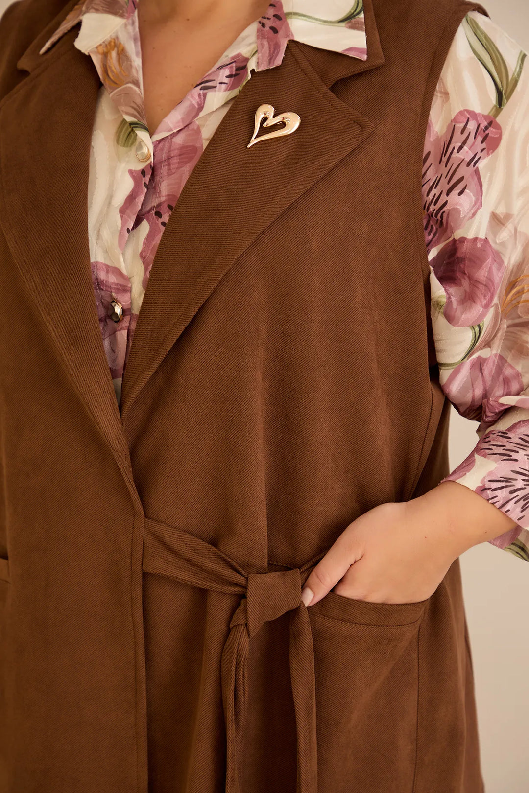 Elegantni prsluk s reverom i brošem – Boja Kave