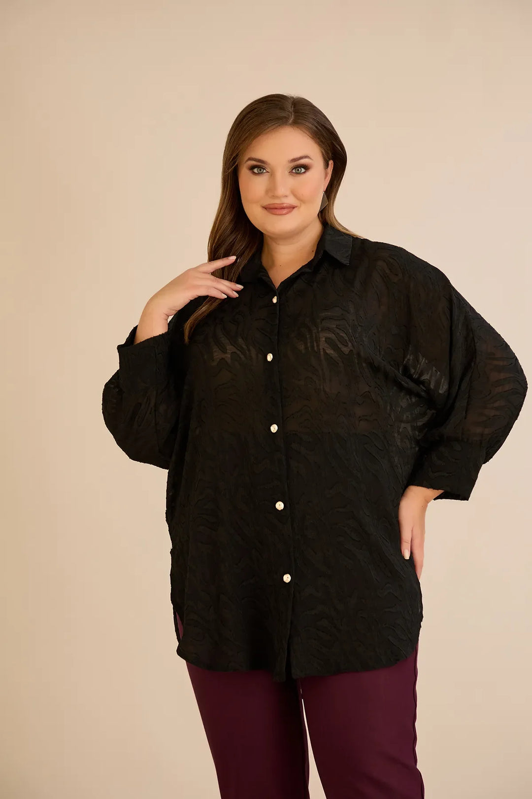 Stilska košulja s reljefnim uzorkom