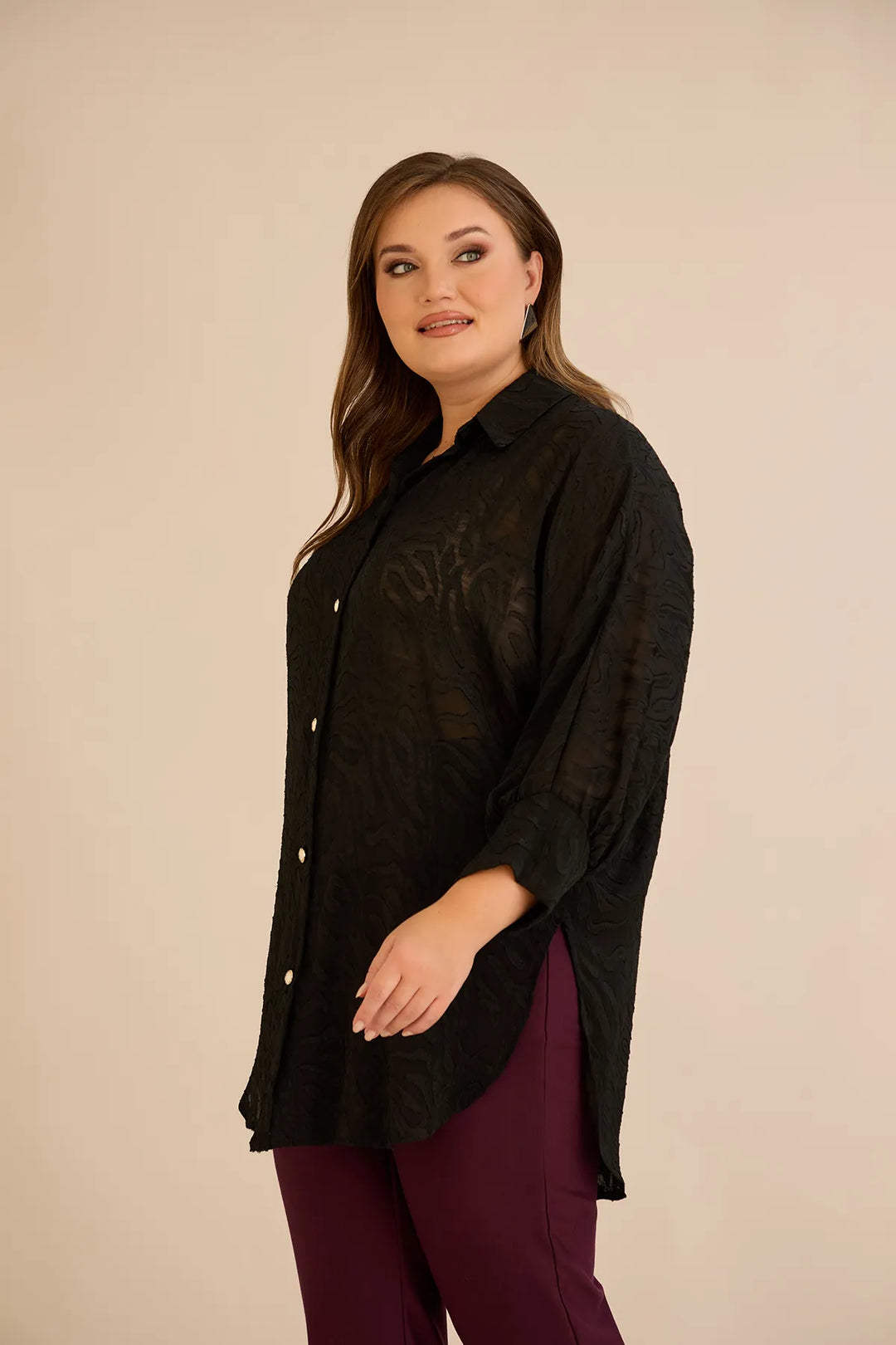 Stilska košulja s reljefnim uzorkom