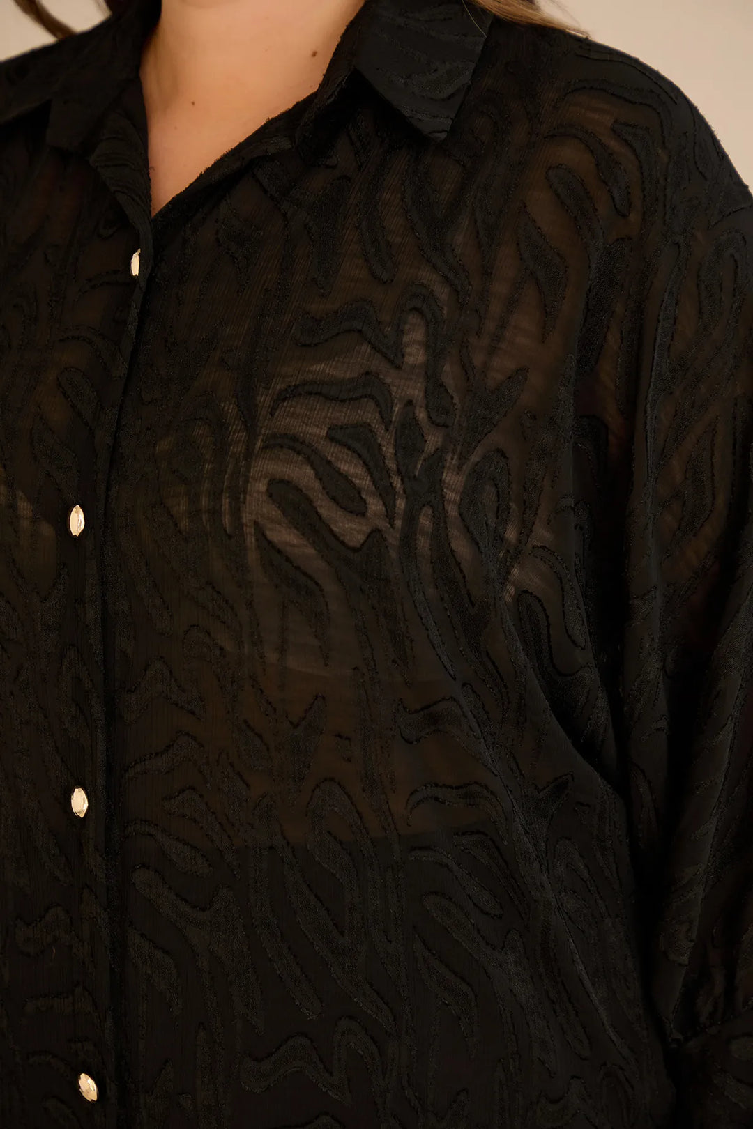 Stilska košulja s reljefnim uzorkom