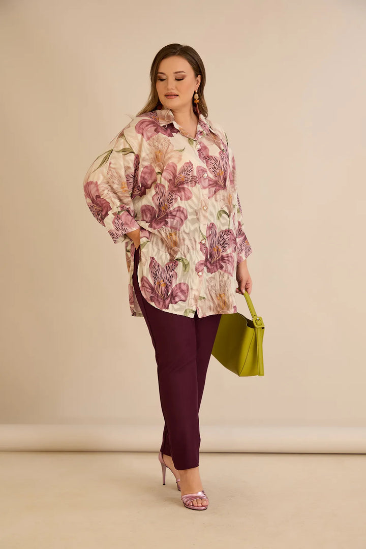 Elegantna košulja s cvjetnim printom u puder boji