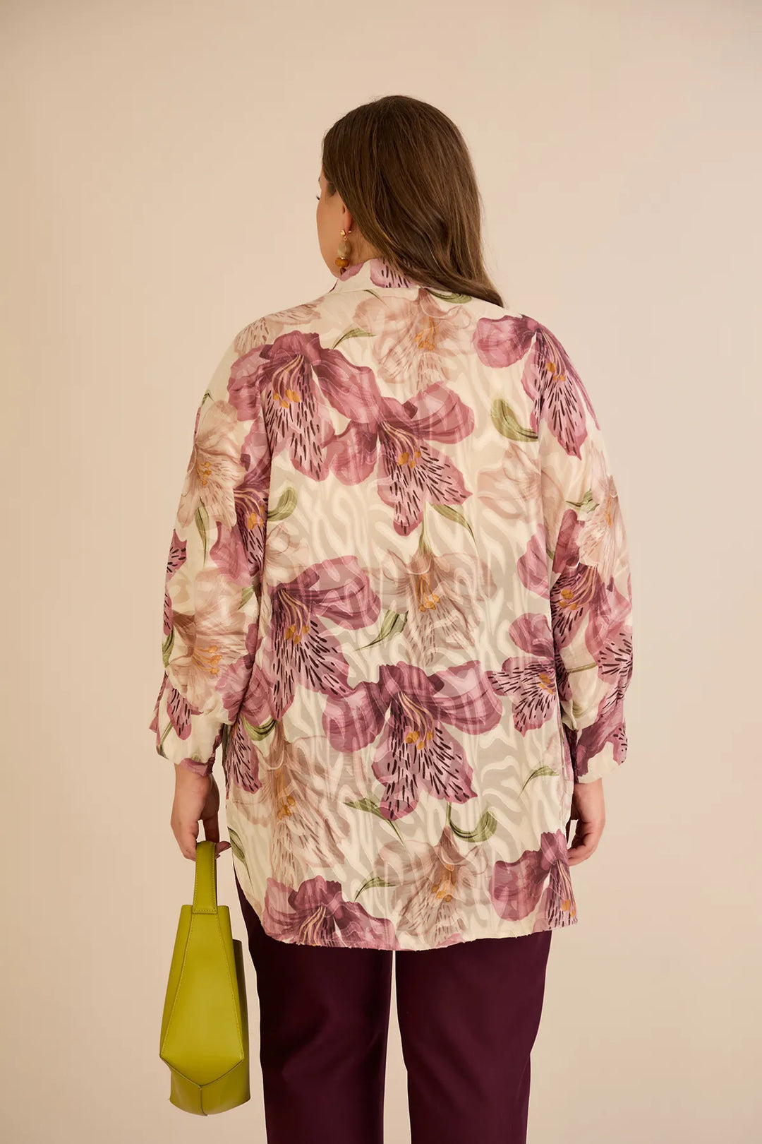 Elegantna košulja s cvjetnim printom u puder boji