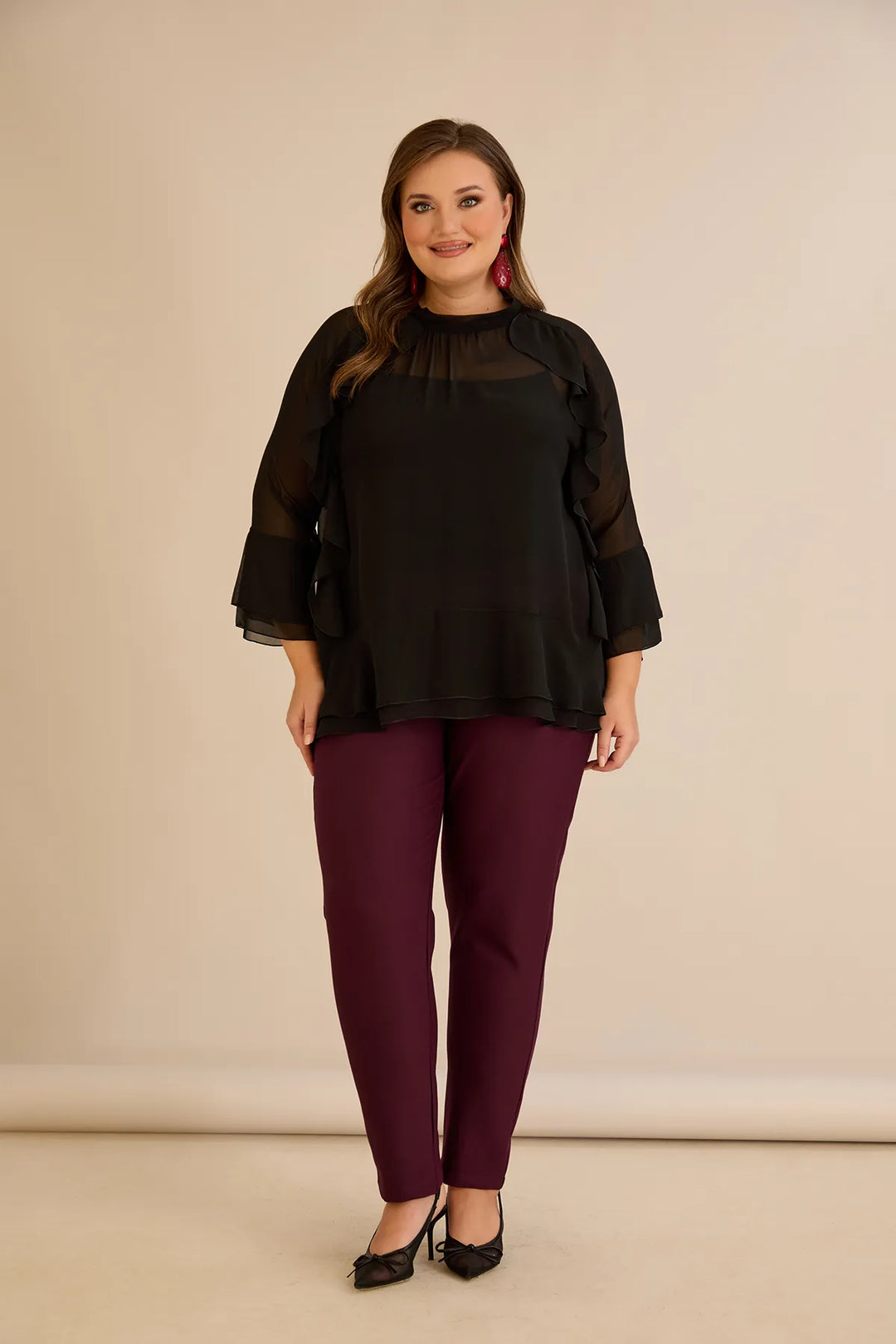 Elegantna šifonska bluza s volanima u crnoj boji