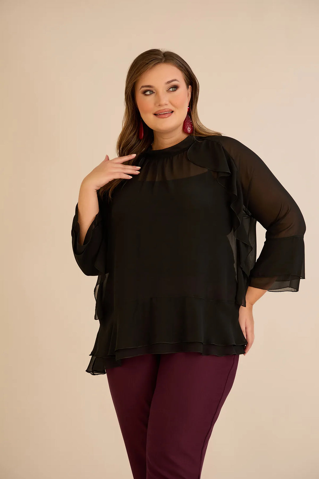 Elegantna šifonska bluza s volanima u crnoj boji