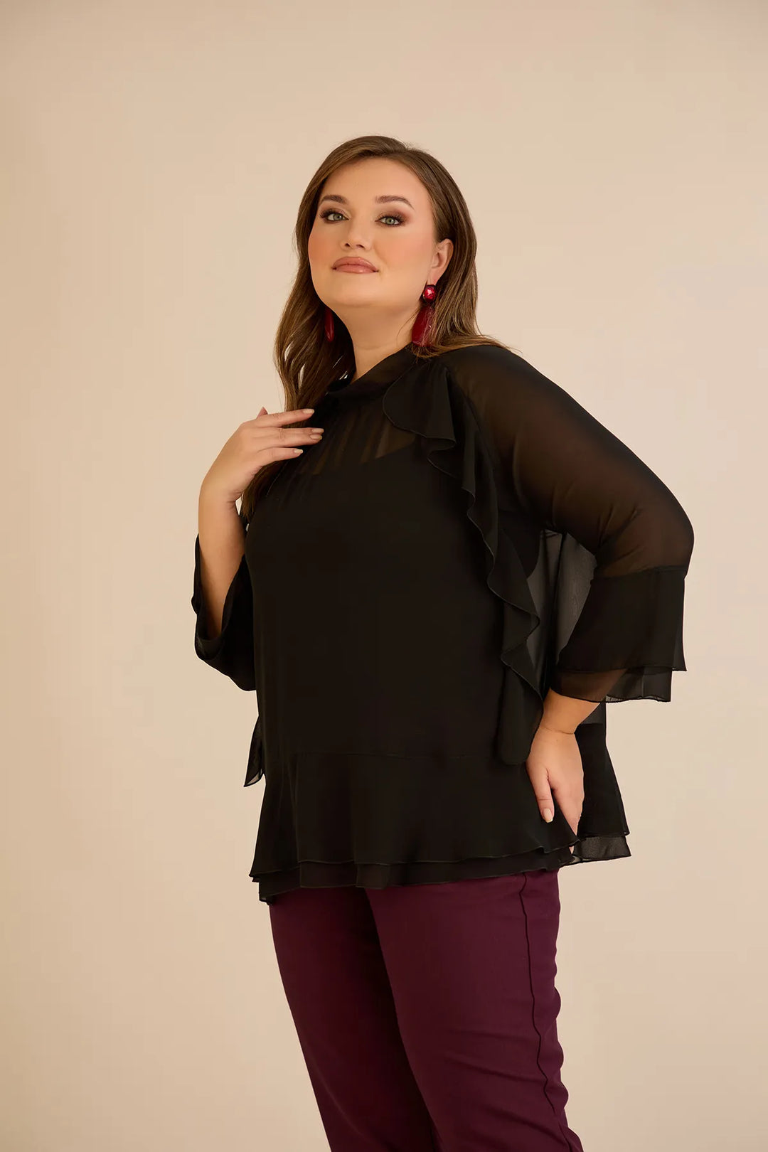 Elegantna šifonska bluza s volanima u crnoj boji