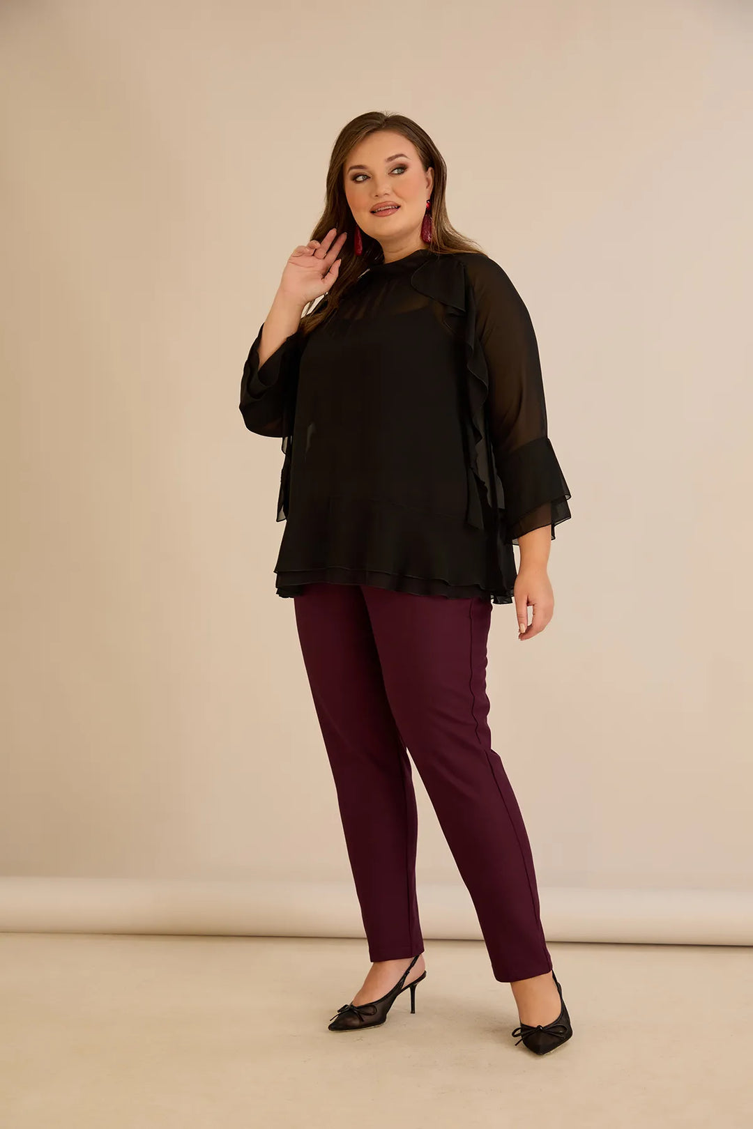 Elegantna šifonska bluza s volanima u crnoj boji