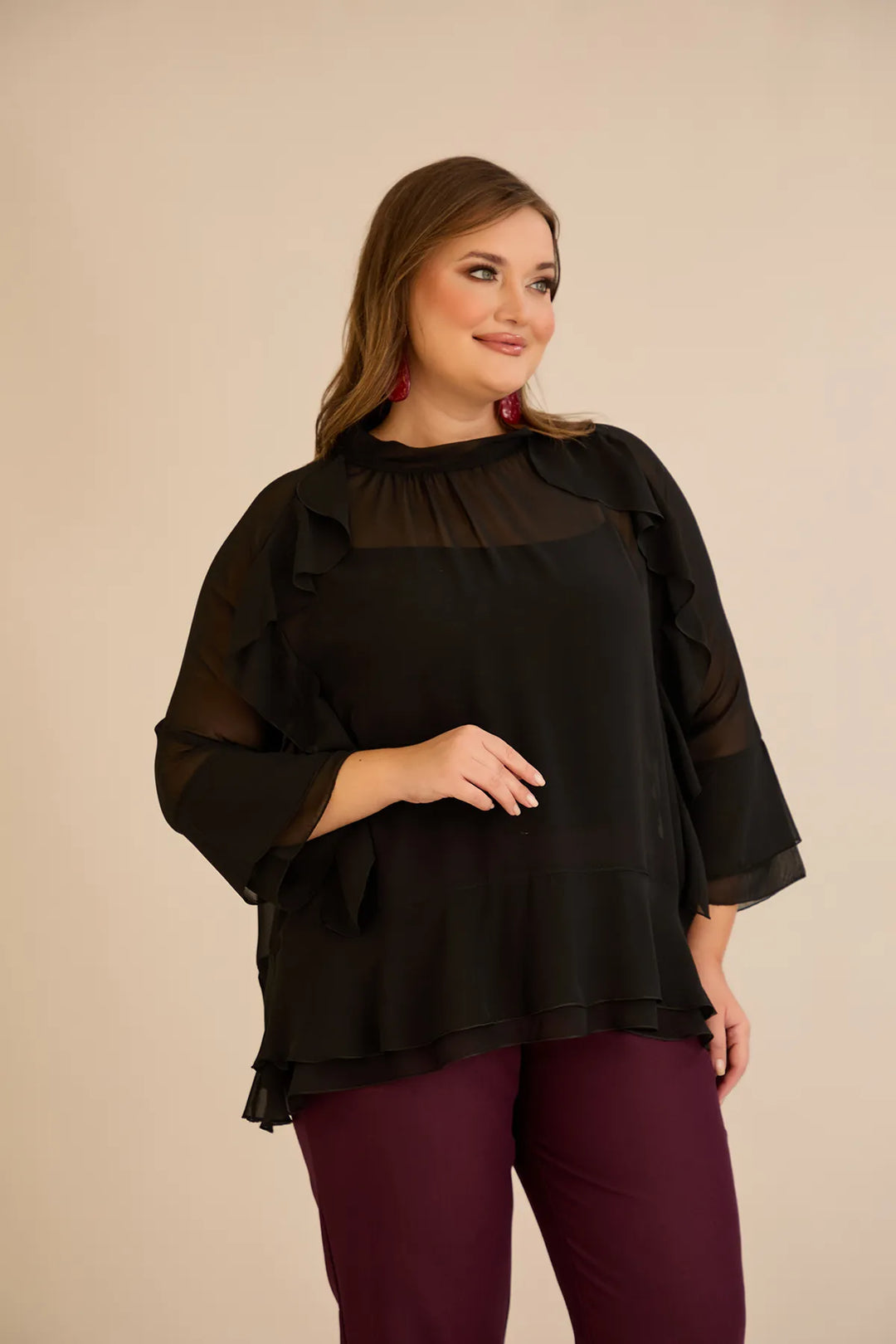 Elegantna šifonska bluza s volanima u crnoj boji