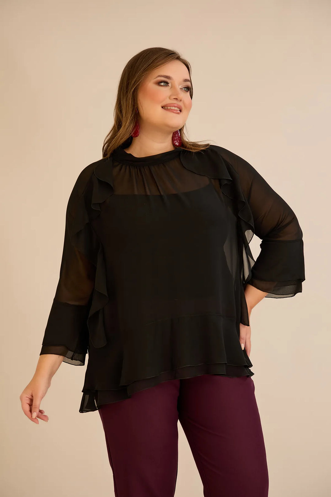 Elegantna šifonska bluza s volanima u crnoj boji