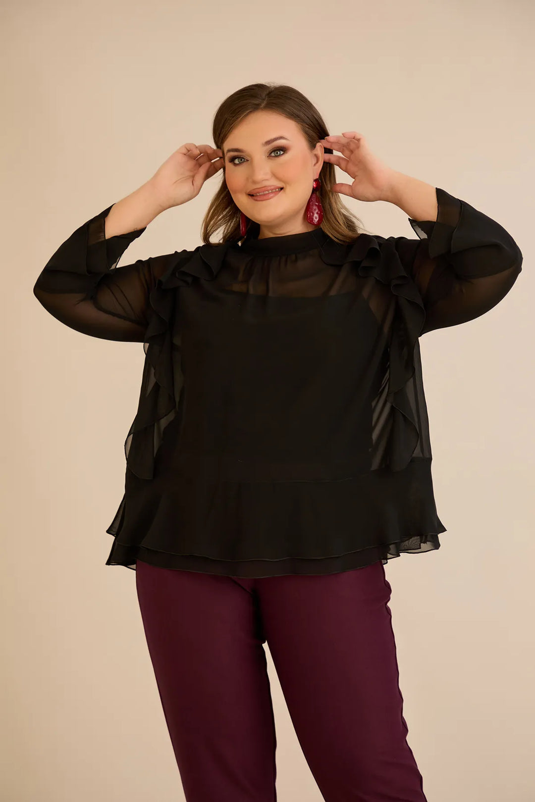 Elegantna šifonska bluza s volanima u crnoj boji