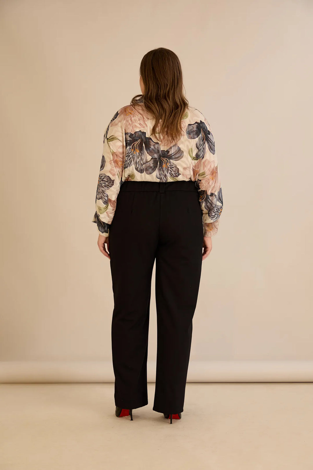 Široke elastične pamuk hlače s rubom crne boje