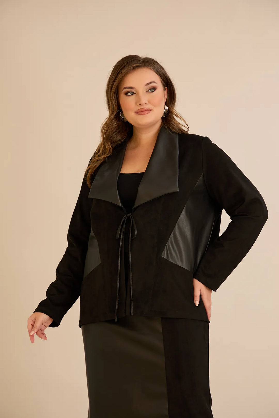 Elegantni set sako i suknja s kožnim akcentima