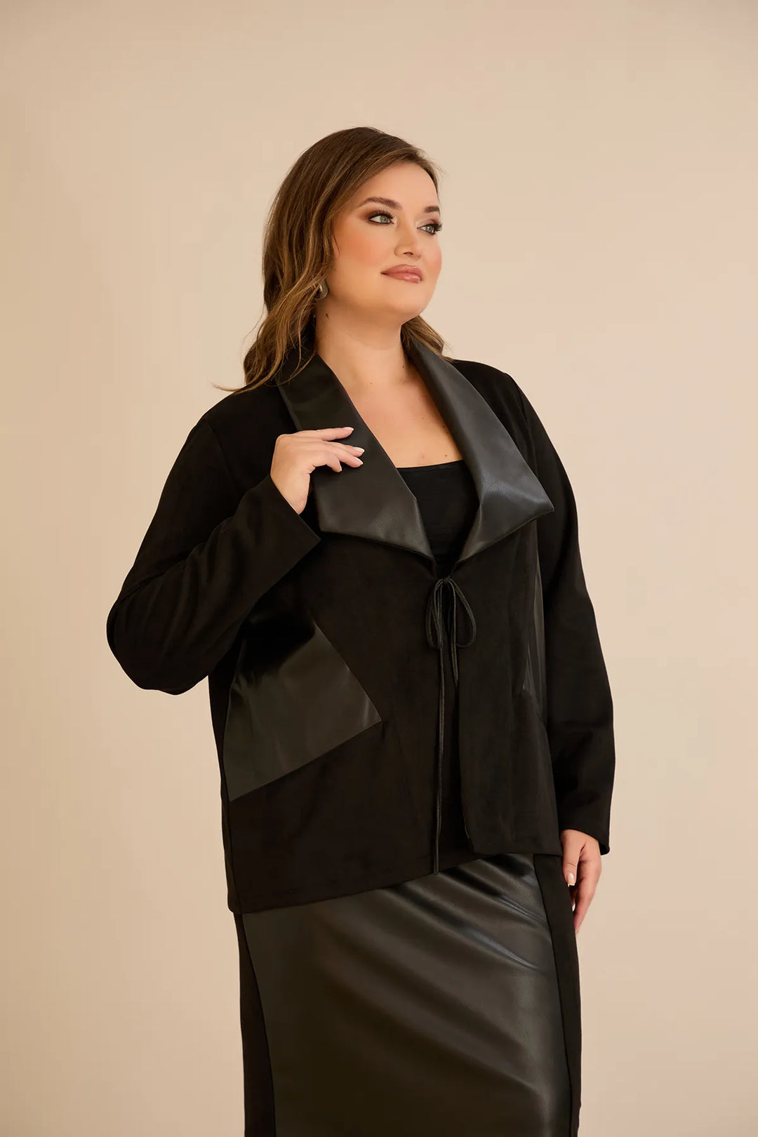 Elegantni set sako i suknja s kožnim akcentima